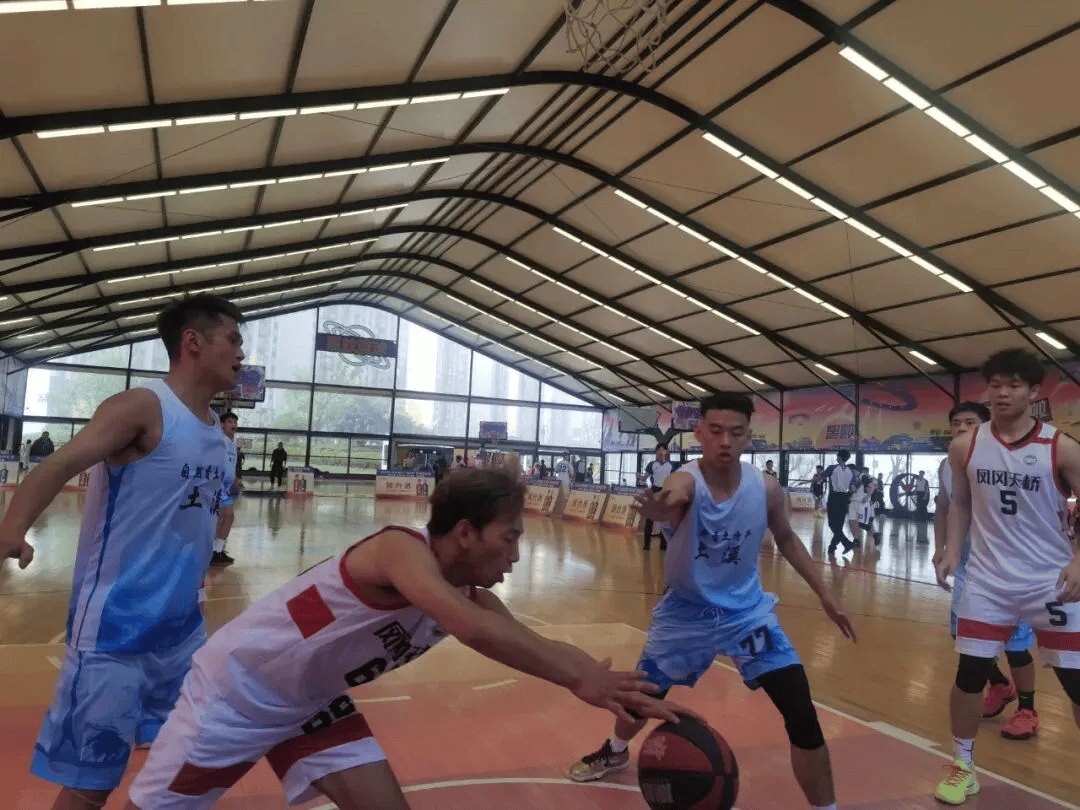 乐竟体育官网-篮球比赛结束后球员交流互动，展现友谊精神  第1张